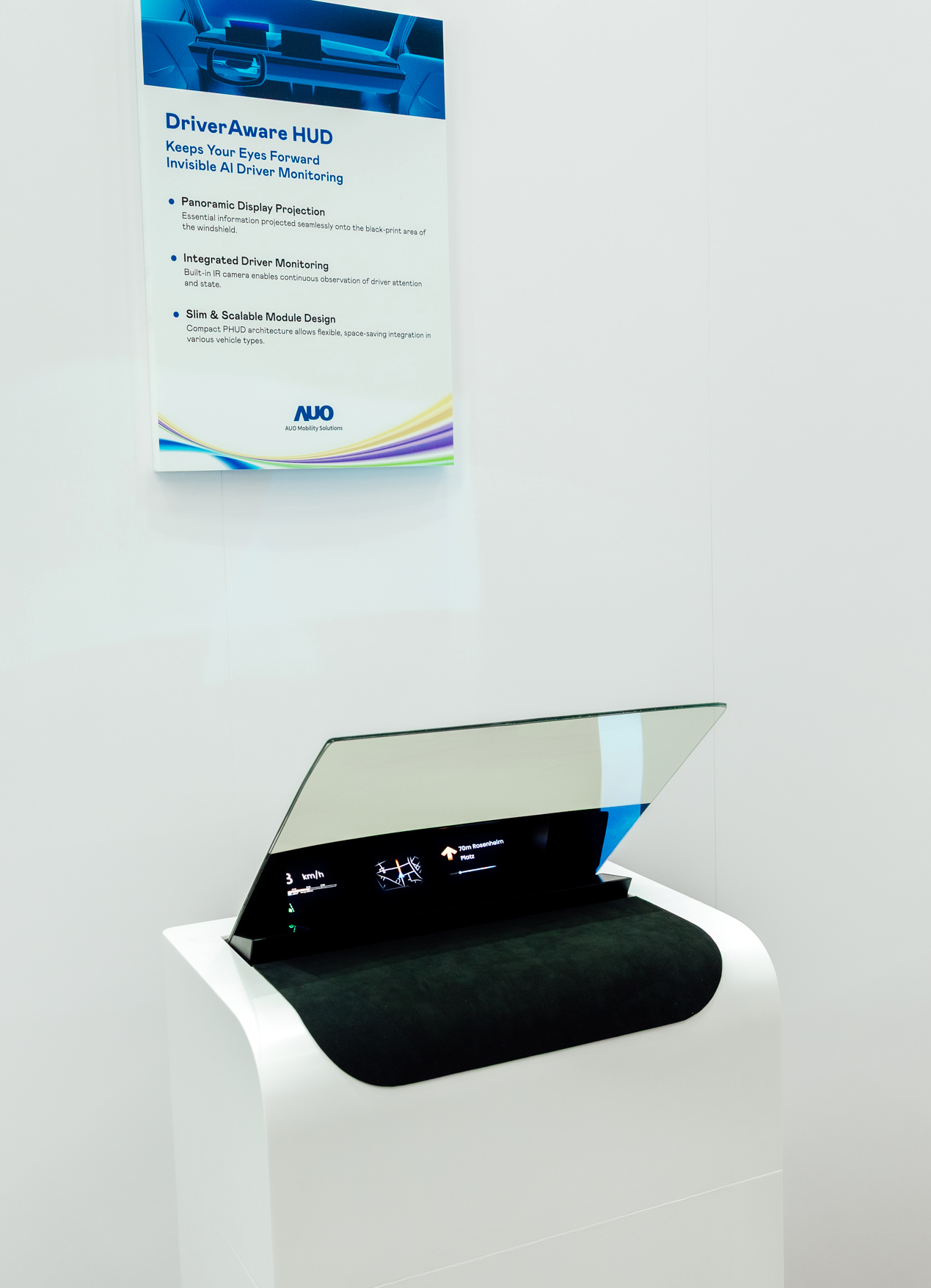 DriverAware HUD结合抬头显示器与隐藏式红外线摄影机，将车速、导航及警示讯息投影于挡风玻璃上，完美对齐驾驶目不离路的视线，同时，透过AI 监控驾驶注意力以提升安全性。